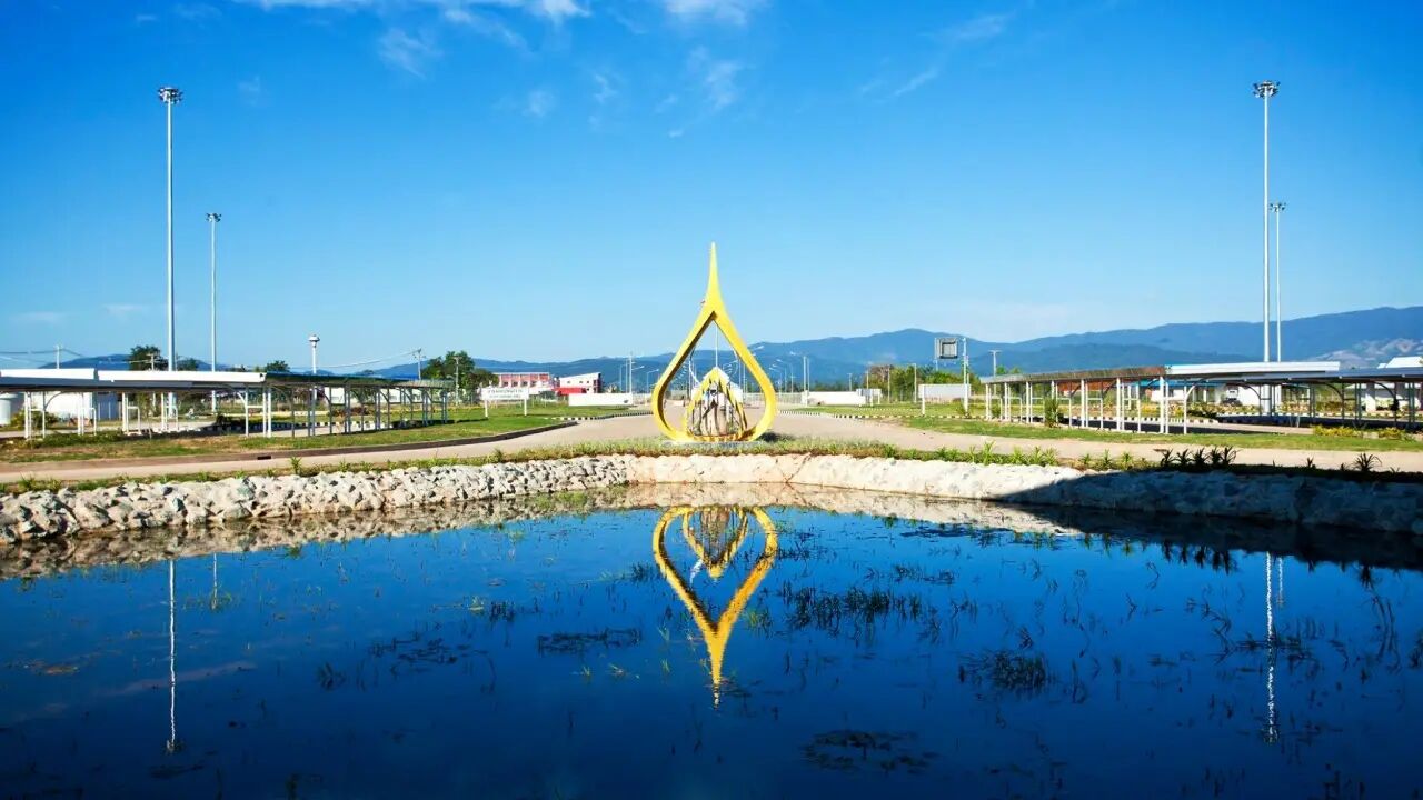 Huay Xai - Chiang Khong Border: Seamless transition between Laos and Thailand